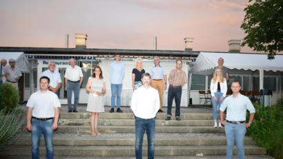 Bild: bnr
Der CSU-Ortsverband Schwarzenfeld wählte erneut Wolfgang Prebeck (Mitte) zum Vorsitzenden. Stellvertreter sind Dominik Bösl (links) und Roland Forster (rechts). Nicht im Bild Wolfgang Schatz. Zur Wahl gratulierte die Bundestagskandidatin Martina Engelhardt-Kopf (Vierte von links).