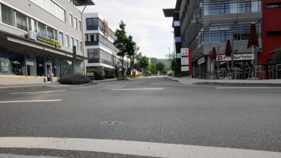 Bild: Stephan Huber
Die Emailfabrikstraße ist eine der Straßen, die eine neue Asphaltdecke erhalten. Die Parkplätze hinter der Apotheke und dem Sanitätshaus (links) können aber genutzt werden.