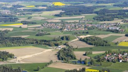 Bild: mür
Voraussichtlich im Juli wird erst an der Ortsumgehung Plößberg weitergebaut. Im Bild der Stand der Baustelle Ende Mai: Die beiden Brückenbauwerke im Piengraben Richtung Schönkirch und bei der Kläranlage (Bildmitte) sowie die Straßeneinschnitte Richtung Wildenau (links im Bild).
