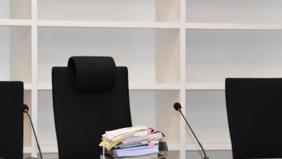 Symbolbild: Petra Hartl
Am Landgericht Amberg liegen Akten für einen Prozess bereit. Wegen sexuellen Missbrauchs gab es für einen 46-Jährigen in erster Instanz eine Haftstrafe mit Bewährung. Das Landgericht kassierte dieses Urteil und schickte den Mann drei Jahre ins Gefängnis.