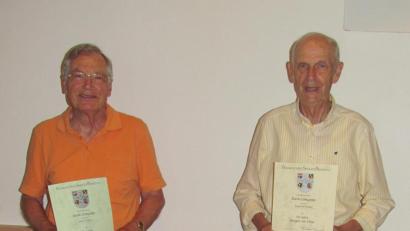 Bild: is
Der Männergesangverein Pressath ehrte Ulrich Schanz (links) für 25 Jahre und Siegfried Köstler (rechts) für 50 Jahre Vereinszugehörigkeit.