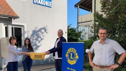 Bild: Schramek/exb
Die Spende erhalten (von links) Enikö Nagy und eine Frauenhaus-Mitarbeiterin vom neuen Präsident des Clubs Udo Zrenner und Past-Präsident Christian Schramek.