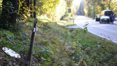 Bild: jrh
Gerichtliche Begehung der Unfallstelle bei Kalteck (Landkreis Cham), wo ein Familienvater durch einen Raser getötet und sein Sohn schwer verletzt worden war.