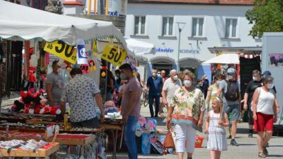 Bild: jr
Gut besucht war am Sonntag der traditionsreiche Peter- und Paulmarkt. Erstmals seit Oktober 2019 fand wieder ein Jahrmarktsonntag in der Kreisstadt statt. Es galt Maskenpflicht und die Einbahnstraßenregelung.
