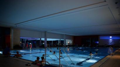 Archivbild: brü
Das Kümmersbrucker Aktivbad KA2 öffnet wieder. Das Foto entstand beim "Moonlight-Schwimmen" vor Corona.