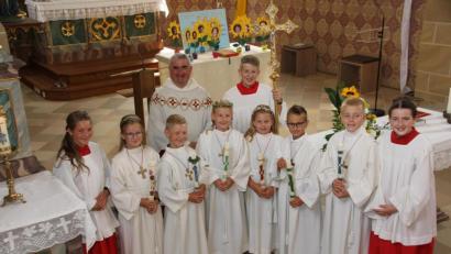 Bild: frd
Diese sechs Kinder aus den Ortsteilen Wildeppenried und Gartenried haben am Sonntag zum ersten Mal die Heilige Kommunion empfangen. Mit im Bild Pfarrer Alfons Kaufmann und die Ministranten.