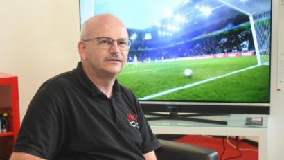 Bild: Gabi Schönberger
Der entscheidende Moment, wenn der Ball im Tor landet. Jürgen Gebhardt von EGBS Elektro- und Fernsehtechnik in Weiden gibt Auskunft über die zeitlichen Verzögerungen der verschiedenen Übertragungswege.