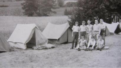 Bild: Archiv CVJM Speichersdorf/exb
Seit 1967 fanden erste Jungschartreffen statt, aus denen heraus vier Jahre später der CVJM ins Leben gerufen. Unser Bild zeigt das Zeltlager in Weidesgrün 1968 mit Günter und Willi Kreutzer, Siegfried Jaschke, Erich und Manfred Porsch (stehend von links) und Jürgen Pietsch, Hans-Eckard Loos und Roland Herath (sitzend von links).