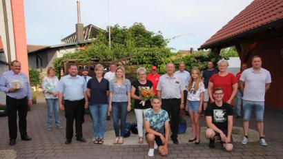 Bild: kro
Michael Heldwein mit seiner Ehefrau Lieselotte, seinen beiden Kindern mit Familie und den Vertretener der Thanhausener Vereine. Am Vorabend seines 75. Geburtstags empfing der "Tausendsassa" des ehrenamtlichen Engagements viele Gäste.