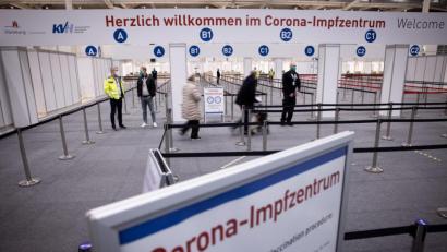 Symbolbild: Christian Charisius/dpa
Der Eingangsbereich des Corona-Impfzentrums in den Hamburger Messehallen.