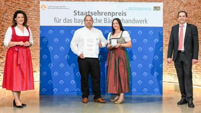 Bild: Tobias Hase/exb
Staatsministerin Michaela Kaniber (links) und Landesinnungsmeister Heinrich Traublinger (rechts) überreichten an Sebastian und Felicitas Wellnhofer den Staatsehrenpreis für das bayerische Bäckerhandwerk.