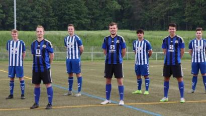 Bild: Koppitz/exb
Die ‚Neuen‘ im Herrenkader des SV Raigering: (von links) Vinzenz Stemp, Sebastian Friedrich, Maximilian Kleinod, Felix Ponath, Bastian Jokiel, Lukas Franz, Maxi Ottmann, Leon Lubritz und Joshua Hammer. Es fehlen Andreas Dietrich, Luca Lubritz und Luca Schärtl.