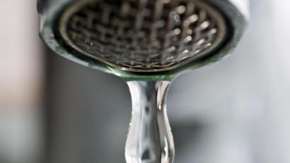 Symbolbild:  Patrick Pleul/dpa
Die Neusorger müssen weiterhin ihr Trinkwasser abkochen.