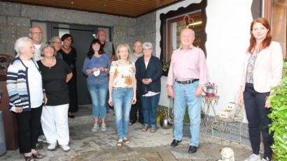 Bild: pi
Bürgermeisterin Marina Hirnet (rechts) zeichnet treue Urlaubsgäste aus.