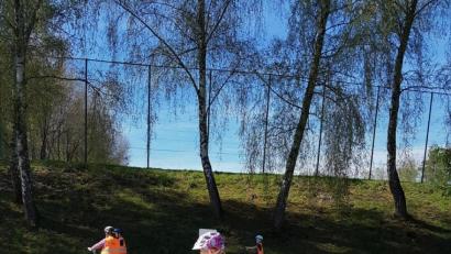 Bild: nis
Hier auf dem Parkplatz des Sportgeländes konnten die Grundschüler aus Tiefenbach gefahrlos den Umgang mit dem Fahrrad üben.