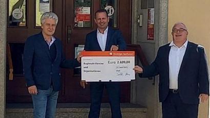 Bild: Sparkasse Floß/exb
Vorstandsvorsitzender Gerhard Hösl (Mitte) und Ulrich Höcker, Leiter der Geschäftsstelle Floß, reichen den symbolischen Spendenscheck an Bürgermeister
Robert Lindner (links) weiter.
