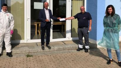 Bild: öt
Nach insgesamt zwölf Testabenden überreichte Neusorgs Bürgermeister Peter König (Zweiter von links) vor der Rektor-Haindl-Aula an stellvertretenden BRK-Bereitschaftsleiter Jörg Müller (Zweiter von rechts) im Beisein der Bereitschaftsmitglieder Katharina Binner und Nico Bodner ein Kuvert mit einem Geldbetrag.