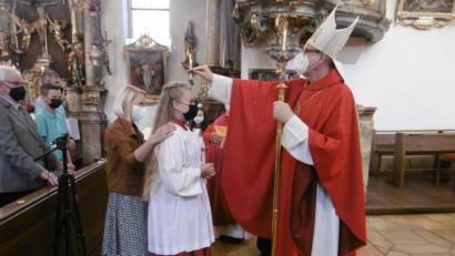 Bild: rgl
Die Firmung in Luhe mit Weihbischof Dr. Josef Graf aus Regensburg. der Geistliche legt den Jugendlichen die Hand auf und salbt sie mit Chrisam.