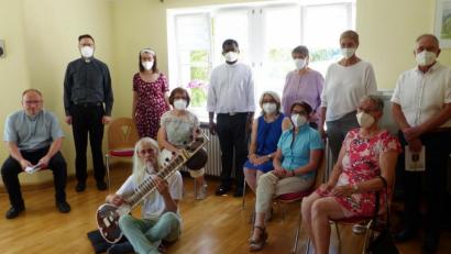 Bild: jp
Haben das neue Kastler Trauercafe in einer Feierstunde aus der Taufe gehoben (von links): Dekan Elmar Spröttle, Pfarrer Johannes Arweck, Waltraud Geitner, Pfarrvikar Thomas Sanikommmula, Andrea Brusko-Ulrich, Hilde Forst, Angela Häring, Monika Breunig, Elisabeth Weigl und Georg Fröhler sowie Bernd Roithmeier mit seiner Sitar (in der Mitte sitzend).