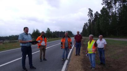 Bild: gmü
Eine großzügige Einfahrt ermöglicht auch größeren Fahrzeugen eine bequeme Zufahrt zum neuen Gewerbegebiet. Das stellten Mitarbeiter der Baufirma, des Planungsbüors und des Staatlichen Straßenbauamts Amberg-Sulzbach auch vor Ort fest.