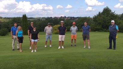 Bild: exb/Golfclub Stiftland
Die erfolgreichsten Teilnehmer beim Gründungsturnier des Golfclubs Stiftland (von links): Bernhard Burger, Monika Burger, Chris Burger, Franziska Grauvogel, Andy Kern, Klaus Mayerhöfer, Otto Gradl, Noah Wild und Präsident Wolfgang Ries.