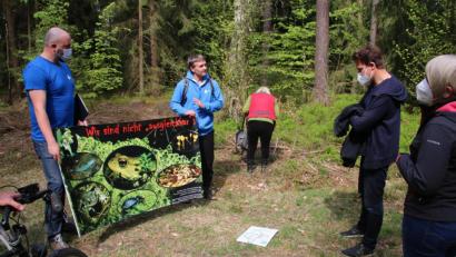Bild: jrh
Bedrohte Tierarten: Die LBV-Vogelschützer Christoph Bauer (links) und Dr. Christian Stierstorfer zeigen auf einem Plakat, welche seltenen Tiere in dem vom Abholzen gefährdeten Wald leben.