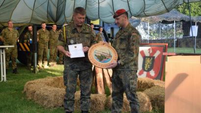 Bild: Mario Hönig/exb
Oberstleutnant Zadlo überreicht Oberstabsfeldwebel Striegl die Ehrenscheibe.