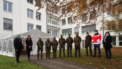 Archivbild: rti
Sechs Soldaten unterstützen im Januar das Rote Kreuz in der Teststation in Waldsassen. Landrat Roland Grillmeier, Ärztin Anna Kurzeck (von links) sowie Regierungsdirektorin Regina Kestel, BRK-Kreisgeschäftsführer Holger Schedl und Oberstleutnant der Reserve Thomas Lanz (von rechts) hatte das Sextett aus Sachsen-Anhalt begrüßt.
