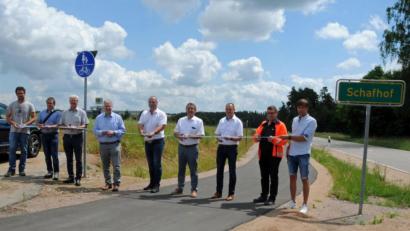 Bild: Christine Hollederer/exb
Verkehrsfreigabe des Radwegs zwischen Ebermannsdorf und Schafhof mit Vertretern der beteiligten Firmen und Behörden, der Gemeinde Ebermannsdorf und des Landkreises Amberg-Sulzbach, darunter Landrat Richard Reisinger (4. von links), Ex-Bürgermeister Josef Gilch und sein Nachfolger Erich Meidinger sowie Stefan Noll vom Staatlichen Bauamt Amberg-Sulzbach (6.-8.von links). Schon vor der offiziellen Inbetriebnahme war der Radweg in den vergangenen Wochen stark frequentiert.