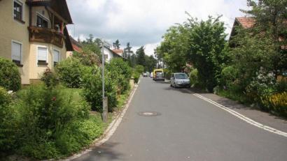 Bild: wro
Im Fuchsmühler Ortsteil "Ludwigshöhe" sind in der Konrad-Adenauer-Straße geeignete Stellflächen rar. Geparkt wird dort rechts und links, manchmal auch auf dem Gehsteig, was jetzt zu einer anonymen Anzeige führte.