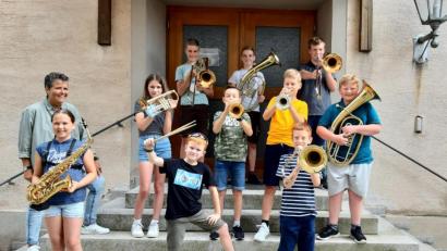 Bild: jst
Das Nachwuchsblasorchester der Musikschule unter Leitung von Ulli Dziwinski (links) übt wieder.