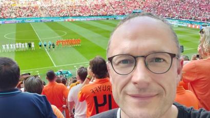 Bild: Christoph Hahn
Christoph Hahn am Sonntag in der Budapester Puskas-Arena. Mit ihm verfolgen 60 000 Zuschauer die Begegnung Niederlande gegen Tschechien.