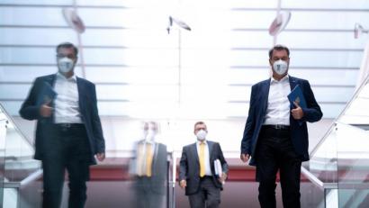 Bild: Sven Hoppe
Markus Söder (r, CSU), Ministerpräsident von Bayern, und Florian Herrmann (CSU), Leiter der Staatskanzlei, kommen vor Beginn einer Kabinettssitzung in den Videoraum in der Staatskanzlei. Zu den Themen zählt unter anderem die Ausstattung der Schulen mit Luftreinigern und die Frage, wie es mit der Maskenpflicht in weiterführenden Schulen weitergehen soll.