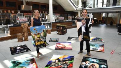 Bild: Petra Hartl
Pressesprecherin Manuela Pabst und Theaterleiter Stephan Götz veranschaulichen, dass die Verleiher trotz der langen Pause einige interessante Filme in der Pipeline haben. Ab Donnerstag laufen einige davon im Cineplex Amberg.