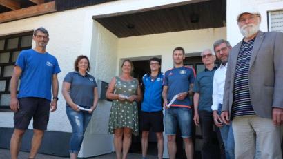 Bild: usc
5000 Euro aus der Spendenkasse des Lions-Clubs Amberg flossen an fünf ausgeloste Sportvereine der Region. Die Übergabe fand im ESV-Sportheim statt (von links): Robert Schißlbauer (ESV), Ulrike Ksoll-Lampe (ERSC), Edith Geiger (TSV Kümmersbruck), Philipp Bäumler (ESV), Andreas Ott (DJK Ehenfeld-Massenricht), ESV-Vorsitzender Bernhard Saurenbach sowie Robert Jung und Peter Seidl vom Sponsor Lions-Club Amberg. Auch die Basketballgemeinschaft TV Amberg-Sulzbach bekam Geld.