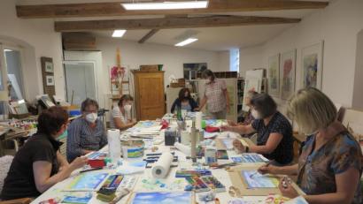 Bild: jzk
Susanne Vonhoff (hinten rechts stehend) führte die Hobbymalerinnen in die Geheimnisse der Aquarellmalerei ein.