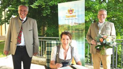Bild: Hirsch
Die Bayerische Bierkönigin Sarah Jäger trägt sich ins Goldene Buch der Stadt Schwandorf ein. Sehr zur Freude von Oberbürgermeister Andreas Feller (rechts) und Brauereibesitzer Wolfgang Rasel (links), die zur Wahl gratulierten.