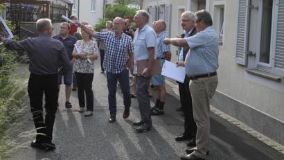 Bild: njn
Der dritte Stadtrundgang im Rahmen des Integrierten städtebaulichen Entwicklungskonzepts (ISEK) führte an den Mühlbühl und in die Spitalgasse. Auf dem Bild (von rechts) Bauamtsleiter Dieter Döppl, Bürgermeister Johannes Reger und Architekt Klaus Stiefler.