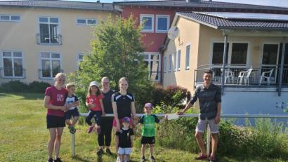 Bild: sne
Julia Brunner, Viktoria Brown, Andrea Suttner (von links) und die Kinder freuen sich über die Spende von Extremläufer Manuel Palecki.