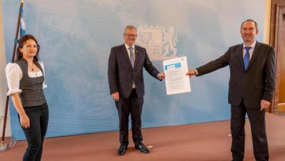 Bild: Elke Neureuther/StMWi/exb
Wirtschaftsminister Hubert Aiwanger (rechts) übergab die Teilnahmebescheinigung für das Fitnessprogramm „Starke Zentren“ an Oberbürgermeister Andreas Feller (Mitte) und Andrea Süß (links) vom Bauamt der Stadt Schwandorf.