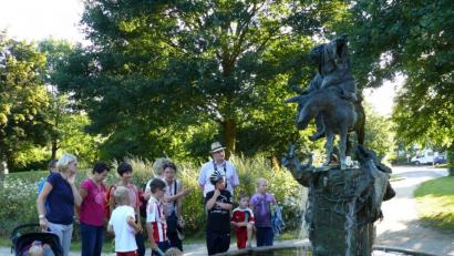 Archivbild: kgg
Für das aktuelle Ferienprogramm können sich noch Anbieter kurzfristig im Rathaus melden. Bei den Angeboten in den vergangenen Jahren gehörten auch Stadtführungen für Kinder und Jugendliche zur Veranstaltungsreihe. Das Archivbild zeigt Silvia Engel, die den "Eselsgraben-Brunnen" in der Parkanlage Schwanenwiese erläutert.