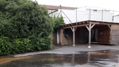 Bild: Bauhof Stadt Neustadt/WN
In der Josef-Blau-Straße in Neustadt/WN sprudelte am Mittwochmorgen wegen eines defekten Rohres Wasser aus dem Boden.