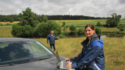 Bild: Diana Portner/exb
Die Landwirte hoffen wettertechnisch auf ein gutes Zeitfenster, um die Heuernte einfahren zu können. Die Kontrolleure Diana Portner und Bernhard Zimmermann vom AELF Tirschenreuth, Standort Nabburg sind derzeit unterwegs, um die Einhaltung der Schnittzeitpunkte zu überprüfen.