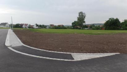 Bild: br
Die Erschließung des Bauabschnittes A im Baugebiet „Schlammersdorf-Süd IV“ (unser Bild) schlägt einschließlich der Kanalisation als größte Investition in diesem Jahr mit insgesamt 250 000 Euro im Vermögensetat zu Buche.