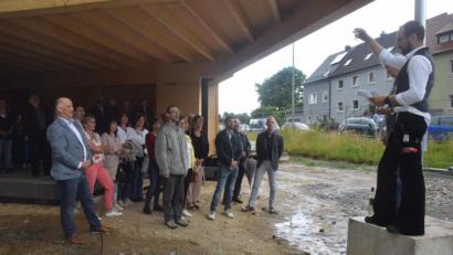 Bild: fz
Scherben bringen Glück. Einige Gläser lässt Zimmerer Stefan Kraus zu Bruch gehen. ARV-Geschäftsführer Thilo Schmidt (links) und Bezirksgeschäftsführer Christian Henkens (rechts) beobachten das Geschehen.