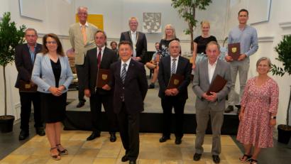 Bild: Hirsch
Der Stadtrat verabschiedete bei einem Festakt langjährige Mandatsträger. Das Bild zeigt von links: Rudolf Urbanek, Martina Englhardt-Kopf, Wolfgang Meischner, Max Schuierer, Hans Hottner, Andreas Feller, Hannelore Hanke, Franz Radlinger, Sandra Gierl, Heinrich Engelhardt, Tobias Viehauser und Marion Juniec-Möller.