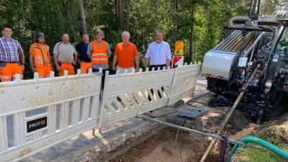 Bild: Wilhelm Amann
Im Spülbohrverfahren, das größere Erdarbeiten und dadurch auch Kosten spart, wird ein Großteil der neuen Wasserleitungen verlegt. Zweckverbandsvorsitzender Frank Zeitler (rechts) und Geschäftsführer Hans Werner (links daneben) besichtigten mit der Bauleitung die aktuelle Baustelle bei Ragenhof.