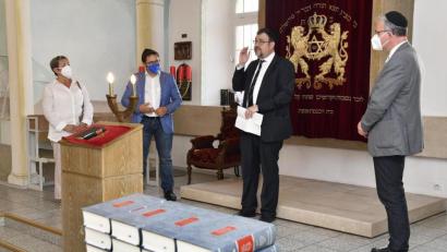 Bild: Petra Hartl
Die Freien Wähler zu Besuch in der Synagoge: Veronika Niklaus aus Amberg mit den beiden Landtagsabgeordneten Florian Streibl (rechts) und Tobias Gotthardt (Zweiter von links) im Gespräch mit Rabbiner Elias Dray.