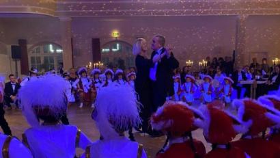 Bild: Jens Meyer/exb
Zu "Time to say Goodbye" tanzt Kurt Seggewiß mit seiner Maria übers Parkett. Zum Niederknien findet das die Narrhalla beim Inthronisationsball.
