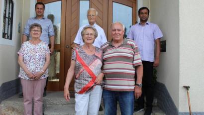 Bild: soj
Das Zwillingspaar (vorne, von rechts) Hans Schreyer und Lilly Bayer an seinem 75. Geburtstag. Unter anderem gratulierten Christa Schiener vom Seniorenwerk, Pfarrer Pater Anish George (hinten, von rechts), der ehemalige Rektor Franz Weis und Bürgermeister Wolfgang Söllner.